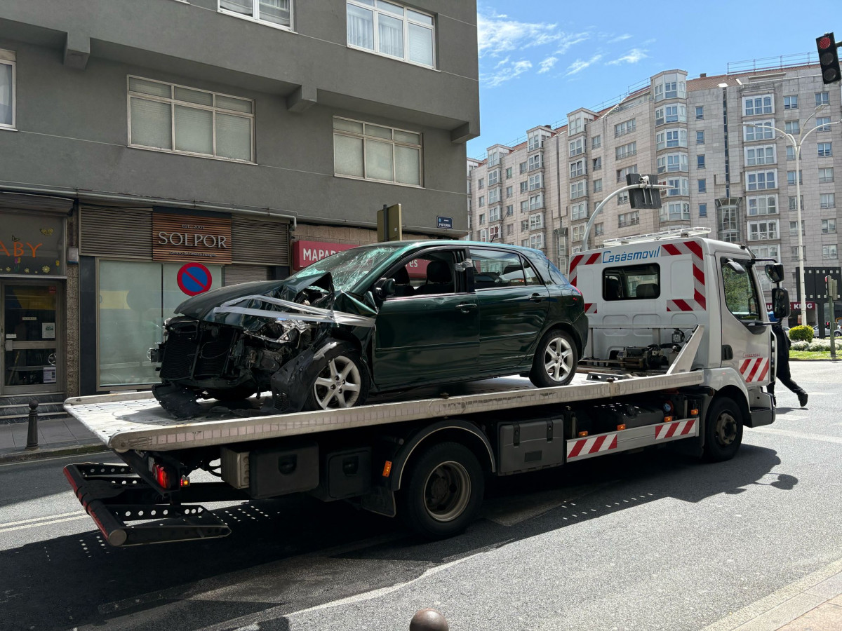 Un coche se empotra contra un local comercial de la avenida de Finisterre  (3)