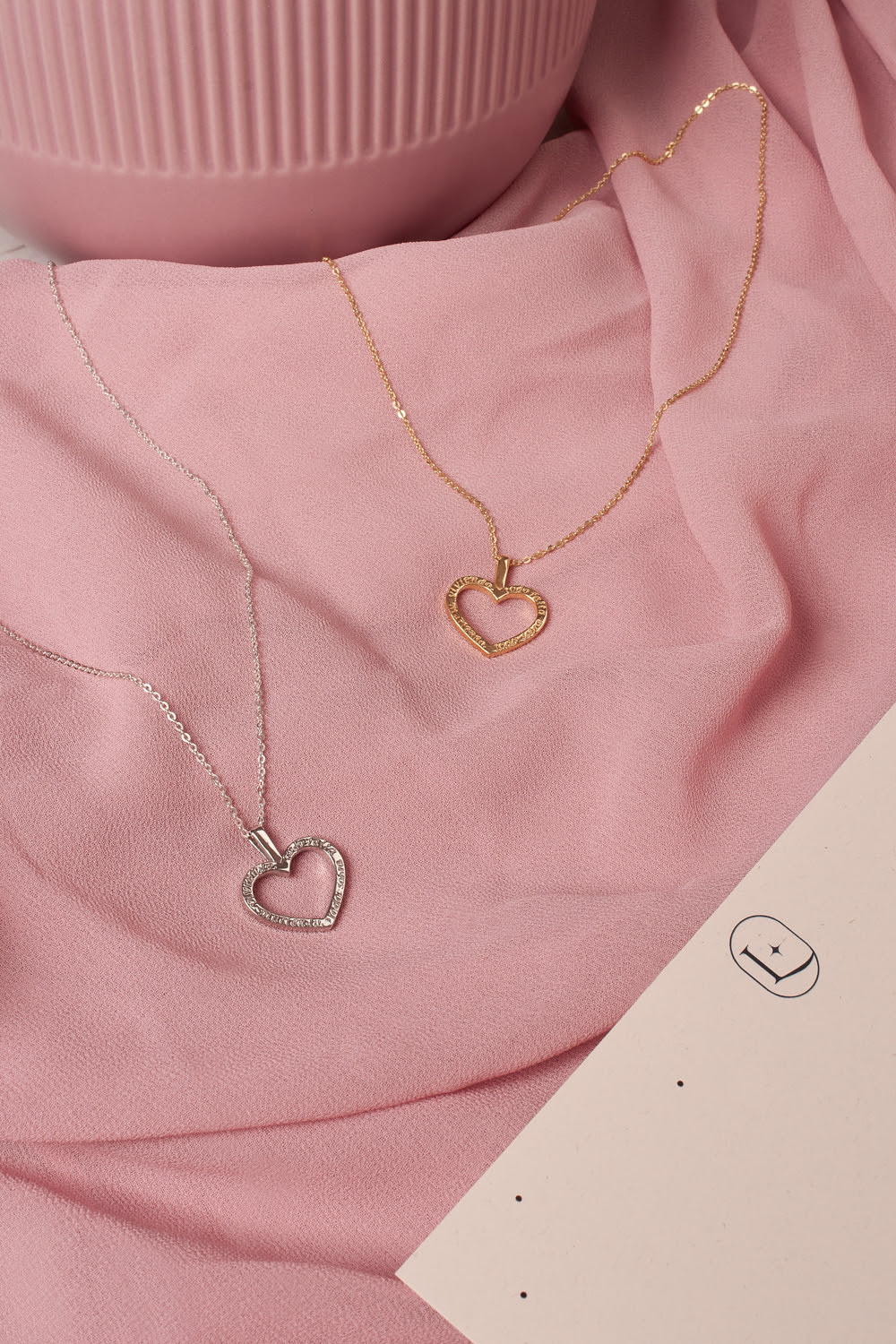 El collar u2018Viviendo todo falta, muriendo todo sobrau2019 l Cedidas (1)
