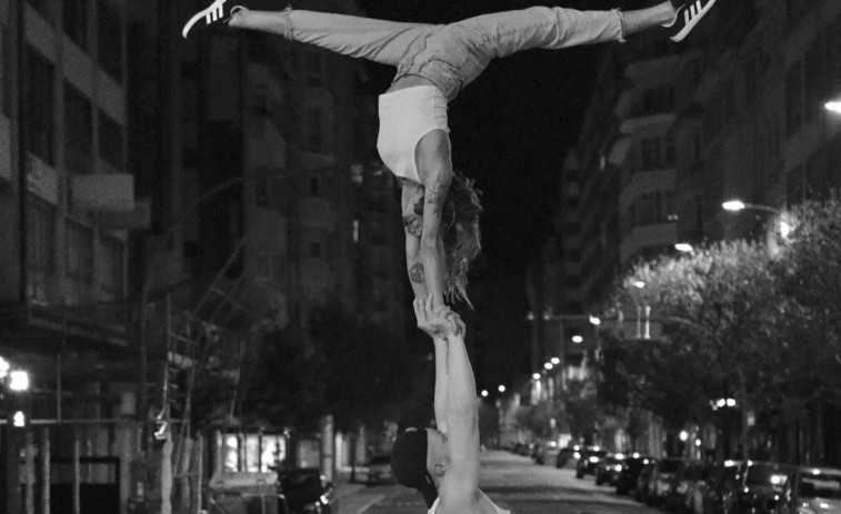 El Circo del Sol se despide de A Coruña con un ‘show’ en Juan Flórez en plena calle