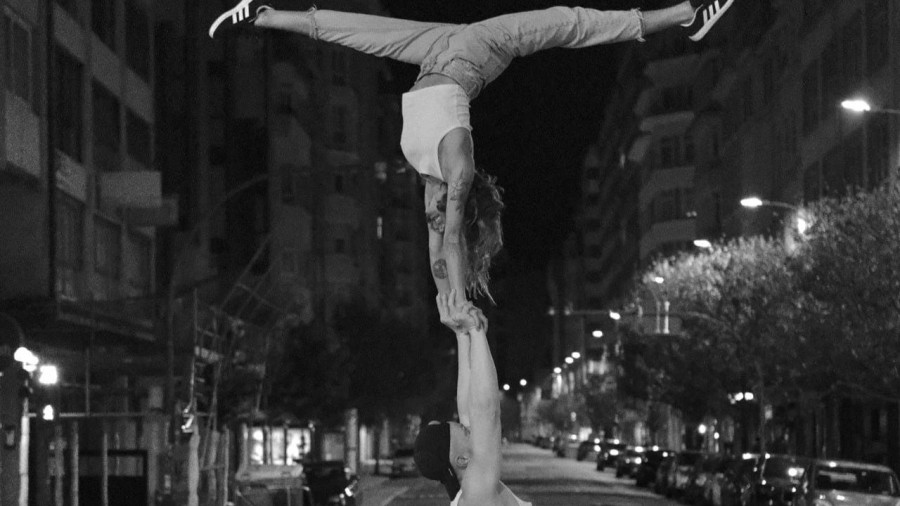 El Circo del Sol se despide de A Coruña con un ‘show’ en Juan Flórez en plena calle