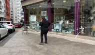 Un ladrón revienta el escaparate de una cristalería de Os Mallos