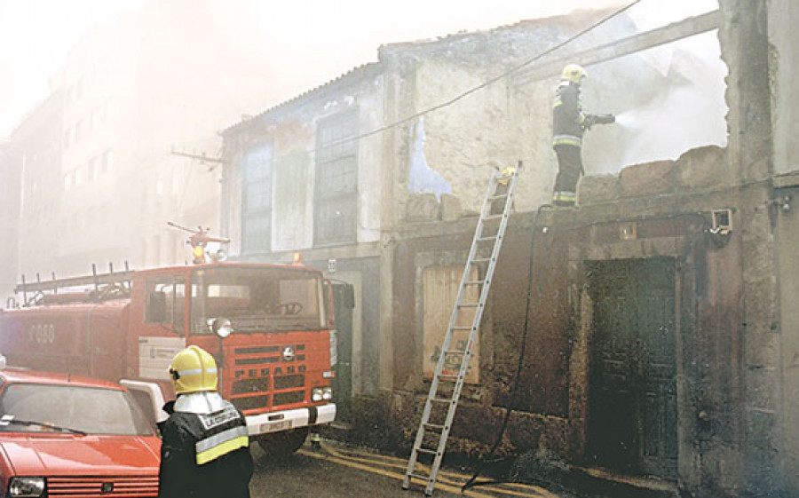 Hace 25 años | Un espectacular incendio destruye una casa abandonada en A Falperra