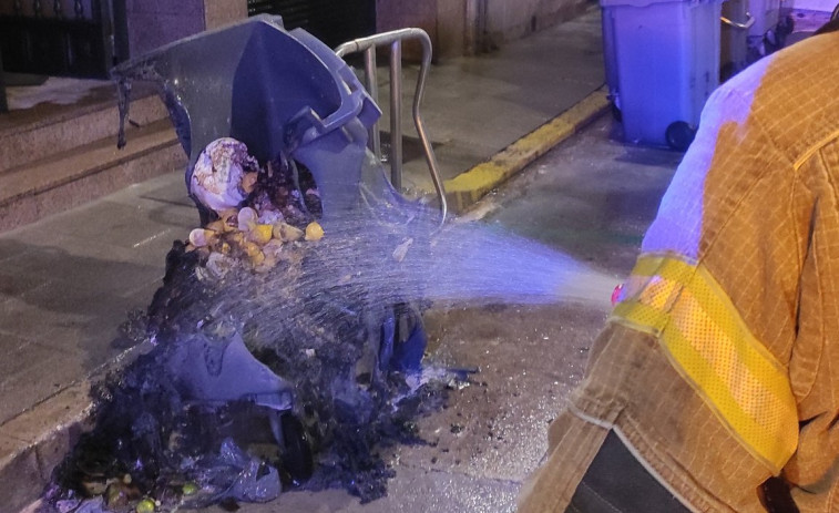 Arde un contenedor de basura en el centro de A Coruña