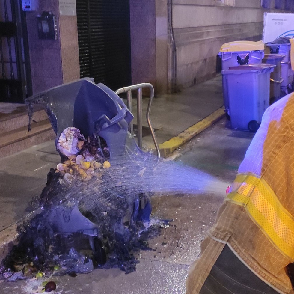 Arde un contenedor de basura en el centro de A Coruña