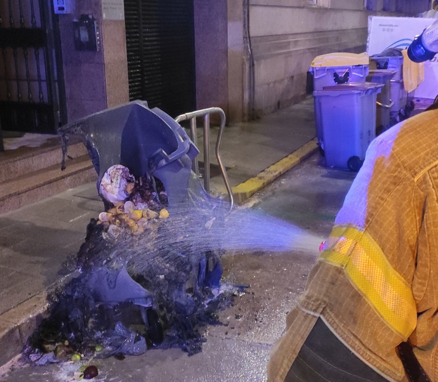 Arde un contenedor de basura en el centro de A Coruña