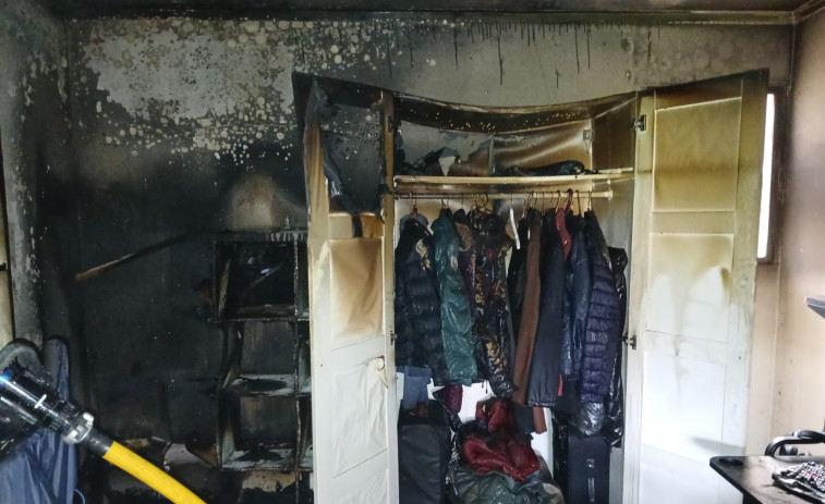 Desalojado un piso en Arteixo tras un incendio iniciado en un armario