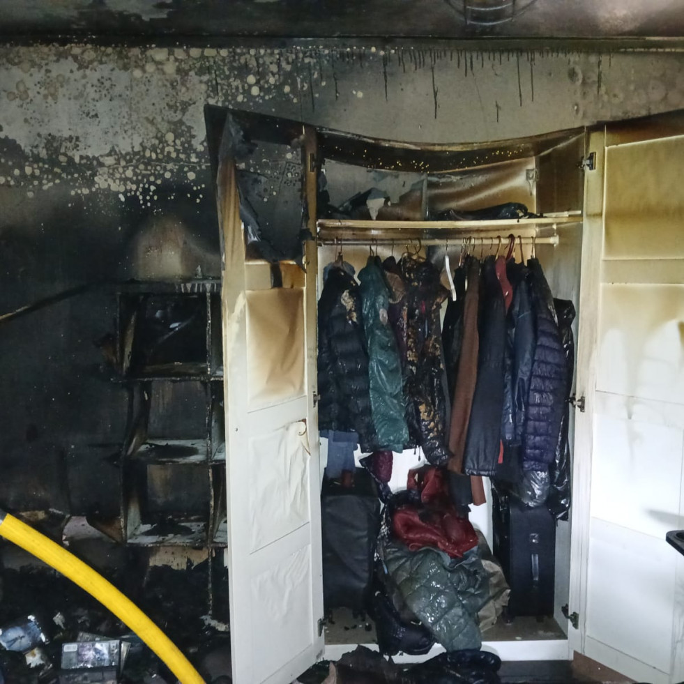 Desalojado un piso en Arteixo tras un incendio iniciado en un armario