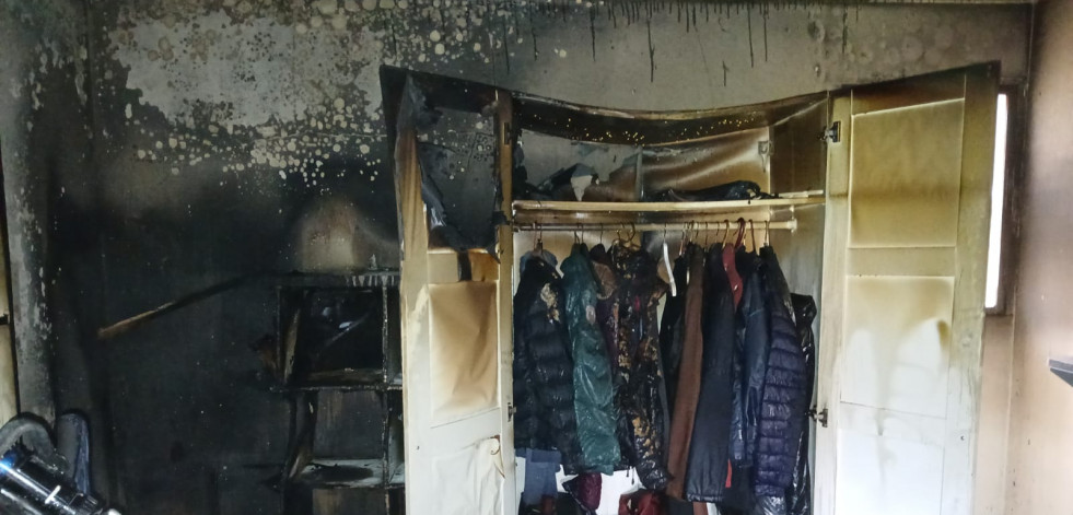 Desalojado un piso en Arteixo tras un incendio iniciado en un armario