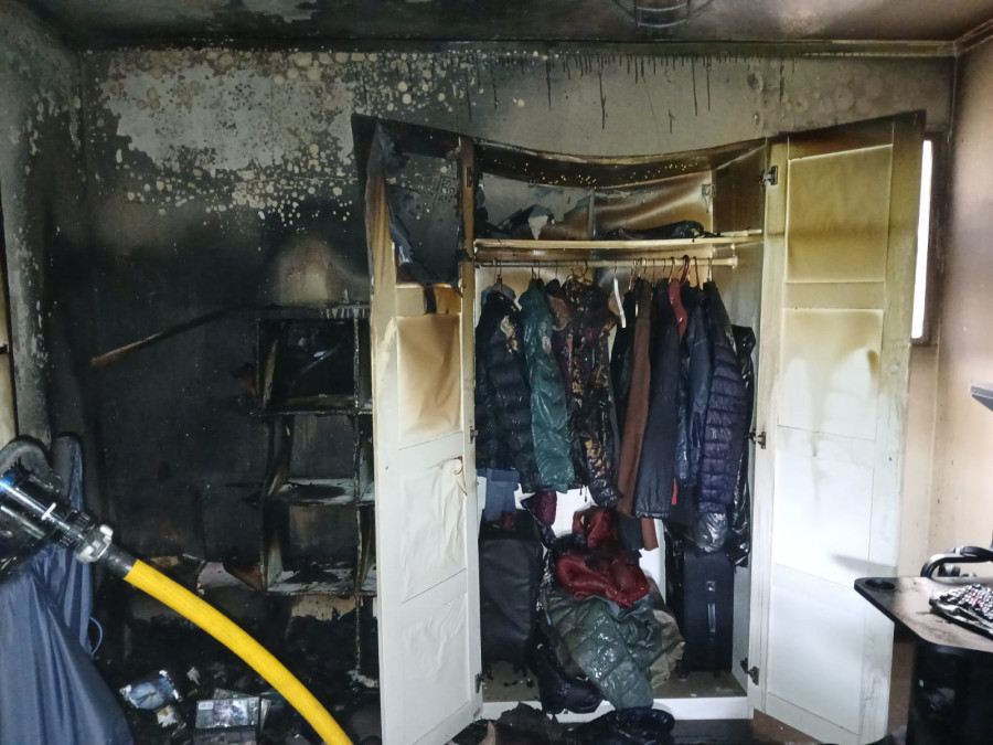 Desalojado un piso en Arteixo tras un incendio iniciado en un armario