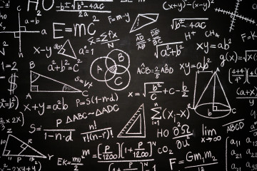Pizarra inscrita con formulas y calculos cientificos