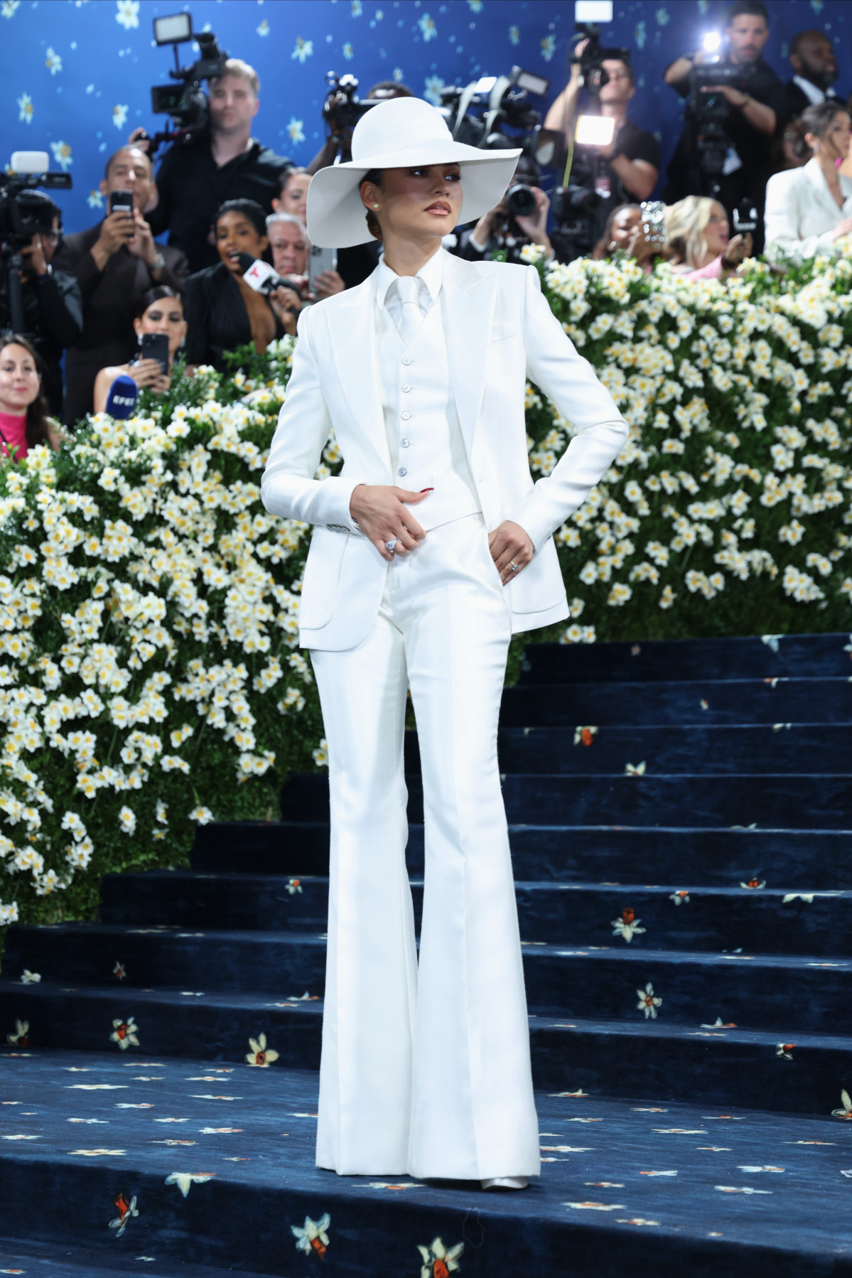 NEW YORK (United States), 06/05/2025.- Zendaya poses on the red carpet for the 2025 Met Gala, the annual benefit for the Metropolitan Museum of Art's Costume Institute, in New York, New York, USA, 05 May 2025. The event coincides with the Met Costume Institute's spring 2025 exhibition ‘Superfine: Tailoring Black Style’ which will be on view from 10 May 2025 through 26 October 2025.  (Nueva York) EFE/EPA/JUSTIN LANE