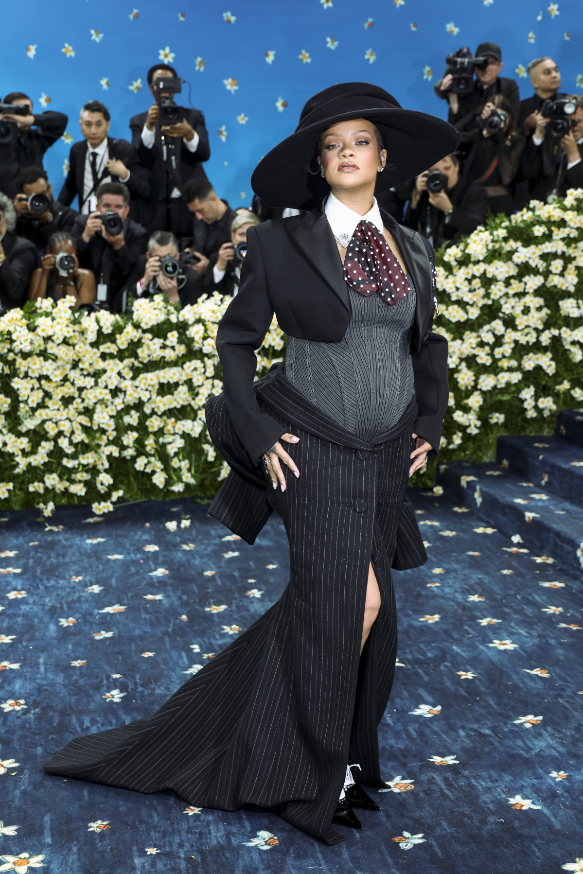 NEW YORK (United States), 06/05/2025.- Rihanna poses on the red carpet for the 2025 Met Gala, the annual benefit for the Metropolitan Museum of Art's Costume Institute, in New York, New York, USA, 05 May 2025. The event coincides with the Met Costume Institute's spring 2025 exhibition ‘Superfine: Tailoring Black Style’ which will be on view from 10 May 2025 through 26 October 2025.  (Nueva York) EFE/EPA/JUSTIN LANE