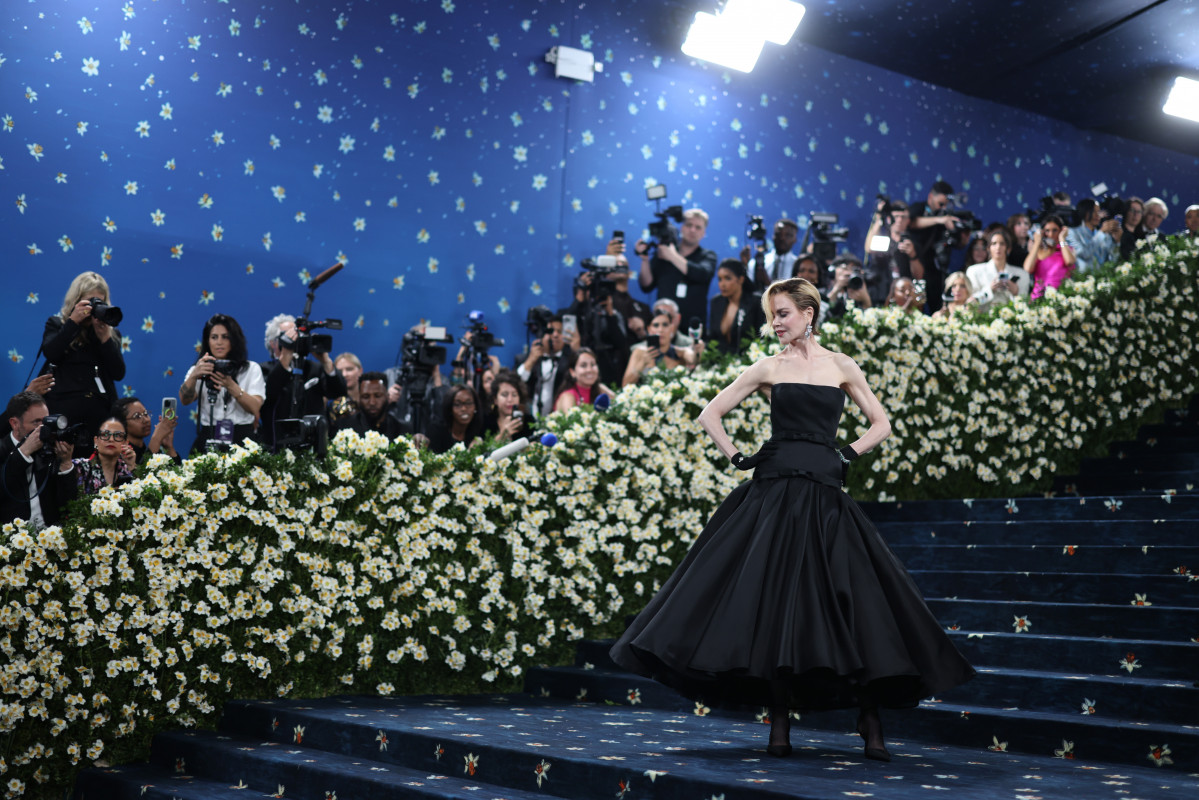 NEW YORK (United States), 05/05/2025.- Nicole Kidman poses on the red carpet for the 2025 Met Gala, the annual benefit for the Metropolitan Museum of Art's Costume Institute, in New York, New York, USA, 05 May 2025. The event coincides with the Met Costume Institute's spring 2025 exhibition ‘Superfine: Tailoring Black Style’ which will be on view from 10 May 2025 through 26 October 2025.  (Nueva York) EFE/EPA/JUSTIN LANE