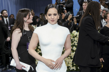 La cantante española Rosalía desfilando en la MET Gala 2025