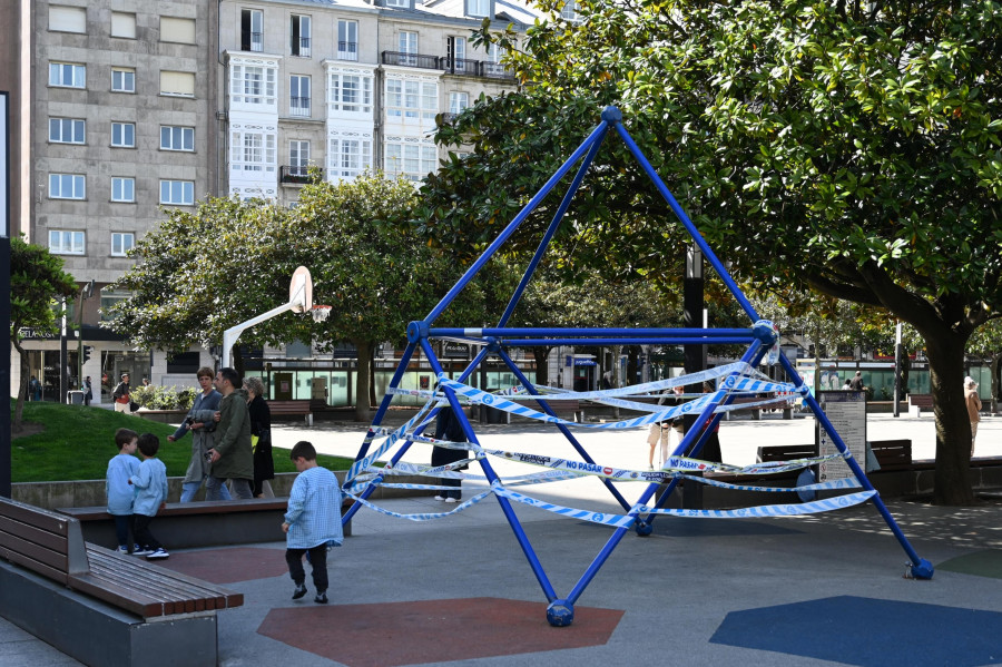 Heridos al menos cuatro niños tras caer de un juego del parque de la plaza de Pontevedra