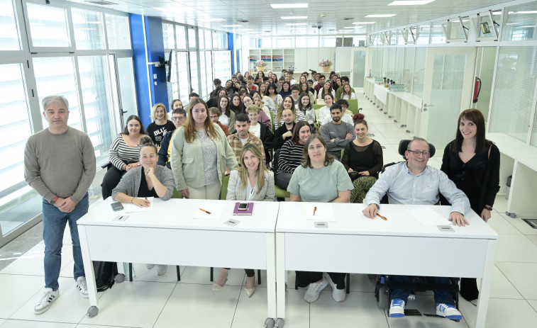 Una rampa portátil y un cubilete, proyectos de la UDC a favor de la diversidad funcional