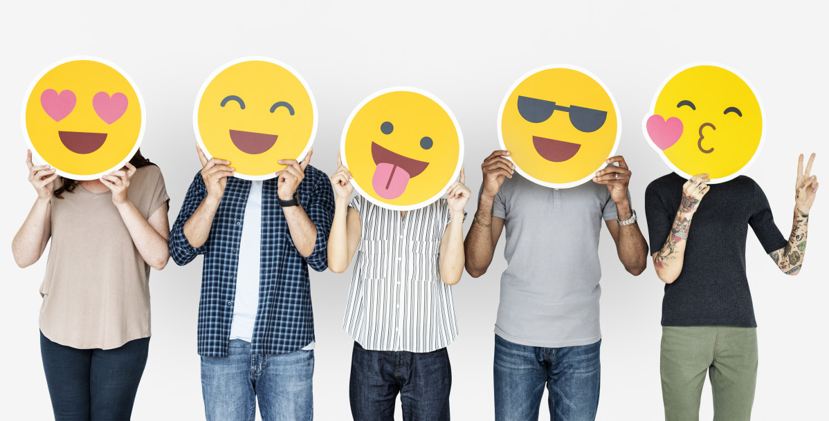 Diversas personas con emoticonos felices