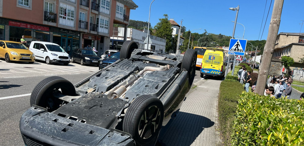 Una colisión entre dos coches en Betanzos se salda con uno de ellos volcado pero sin heridos