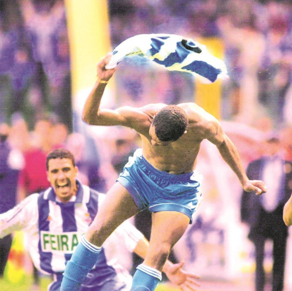 Djalminha celebra el gol ante el Zaragoza quitándose la camiseta AEC