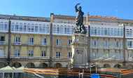 Comienza el cambio del pebetero de la estatua de María Pita