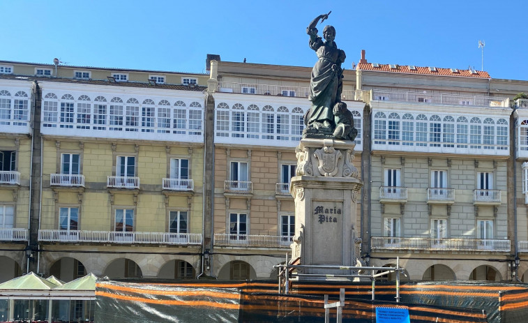Comienza el cambio del pebetero de la estatua de María Pita
