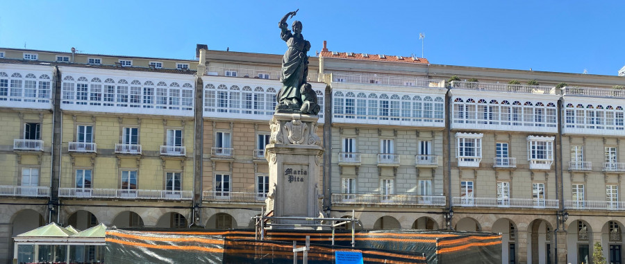 Comienza el cambio del pebetero de la estatua de María Pita