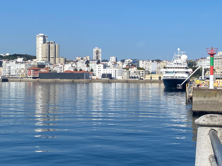 El megayate 'SeaDream II' recala por primera vez en A Coruña