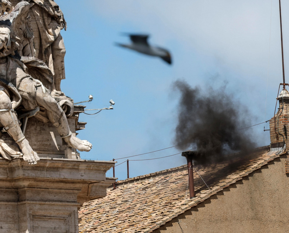 VATICAN CITY (Vatican City State (Holy See)), 08/05/2025.- Black smoke comes out of the chimney atop the Sistine Chapel next to St. Peter's Basilica on the second day of the conclave to elect a new po