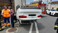 Un conductor resulta herido tras sufrir un accidente y volcar con su coche en la N-VI a la altura de Coirós