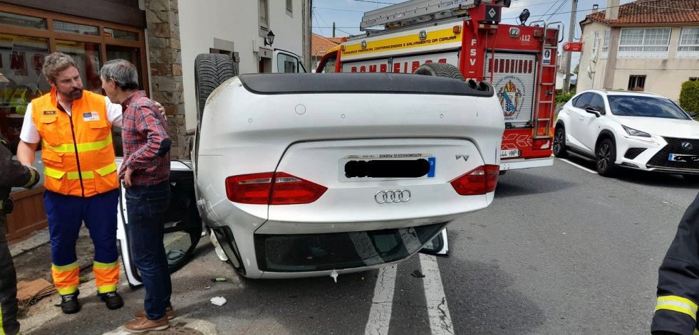 Un conductor resulta herido tras sufrir un accidente y volcar con su coche en la N-VI a la altura de Coirós