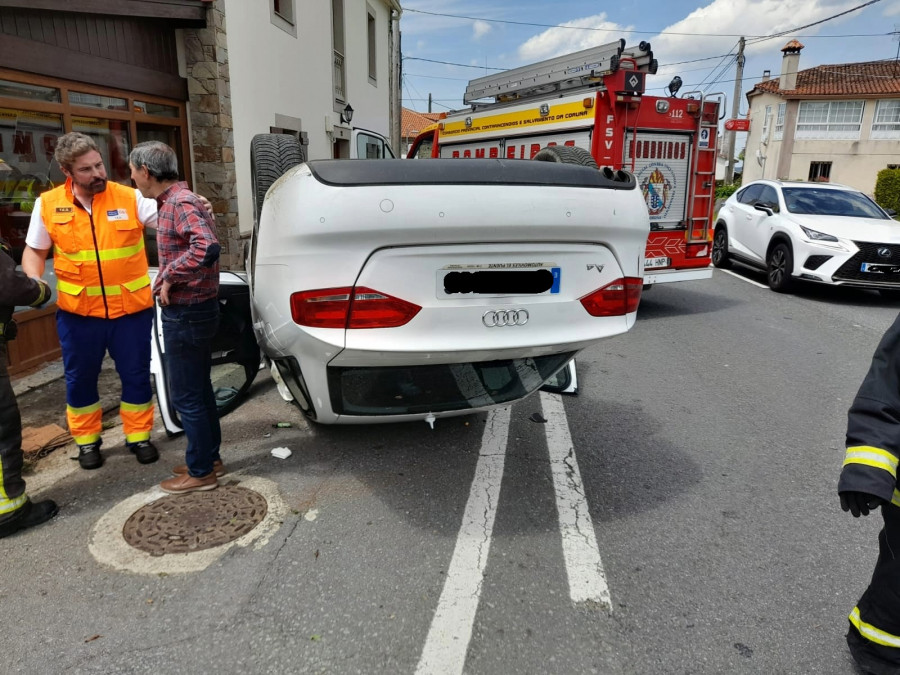 Un conductor resulta herido tras sufrir un accidente y volcar con su coche en la N-VI a la altura de Coirós