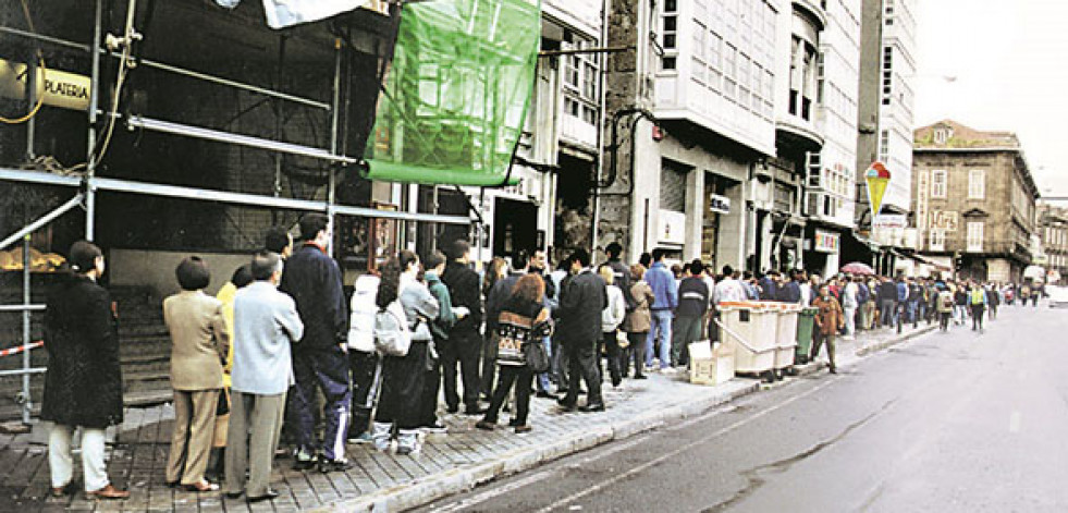 Hace 25 años | Largas colas en La Marina por las entradas para el Deportivo-Espanyol