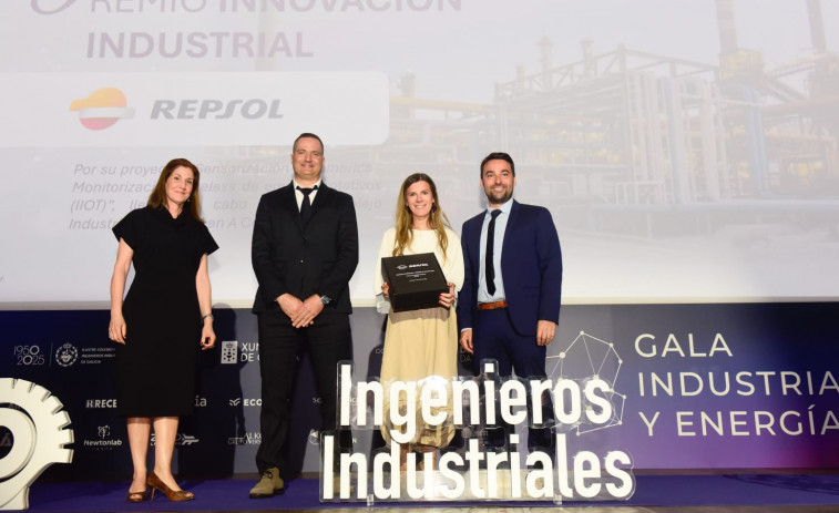 Los ingenieros industriales otorgan su premio a la innovación a la refinería de A Coruña