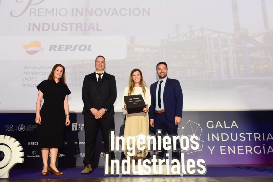 Los ingenieros industriales otorgan su premio a la innovación a la refinería de A Coruña