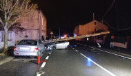 Un coche choca contra un poste de la luz en Oleiros