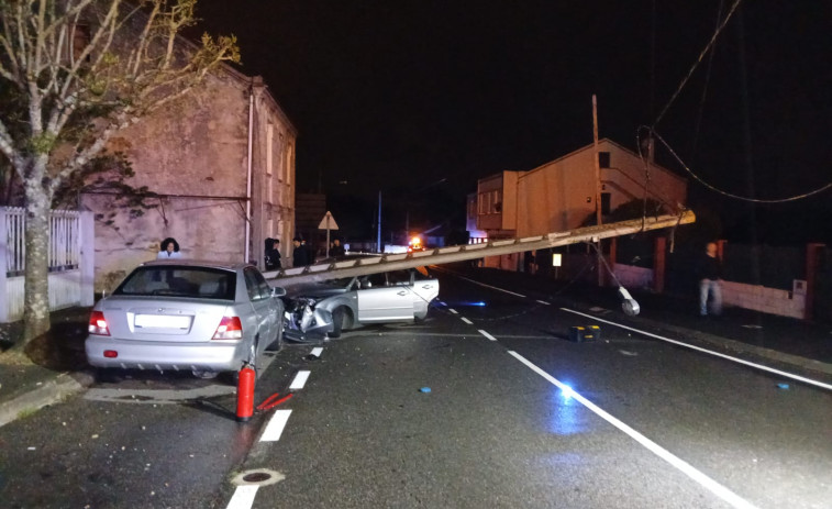 Un coche choca contra un poste de la luz en Oleiros
