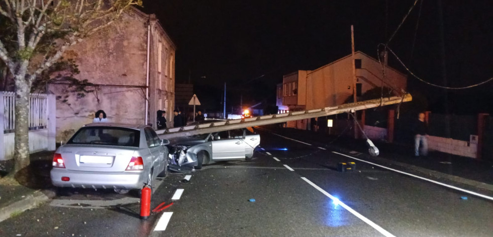 Un coche choca contra un poste de la luz en Oleiros