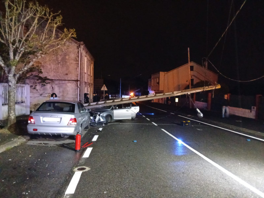 Un coche choca contra un poste de la luz en Oleiros