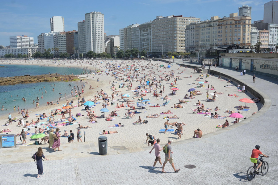 Llega el verano a A Coruña: la duna de Riazor empezará a desaparecer este lunes