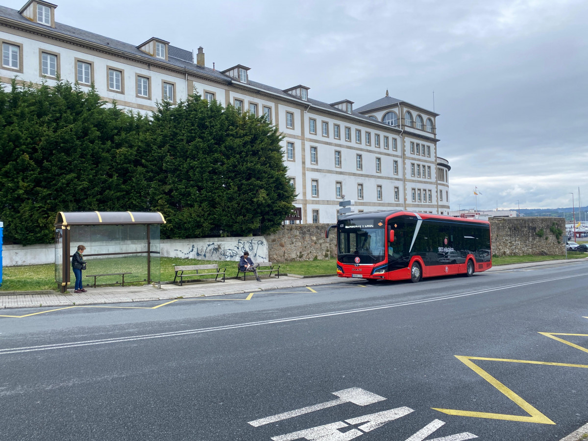 Autobuses circulan por la Marina