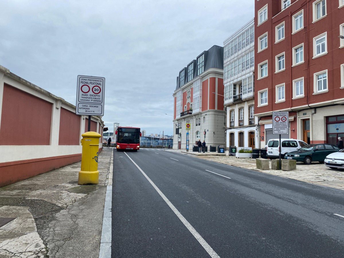Autobuses circulando por La Marina