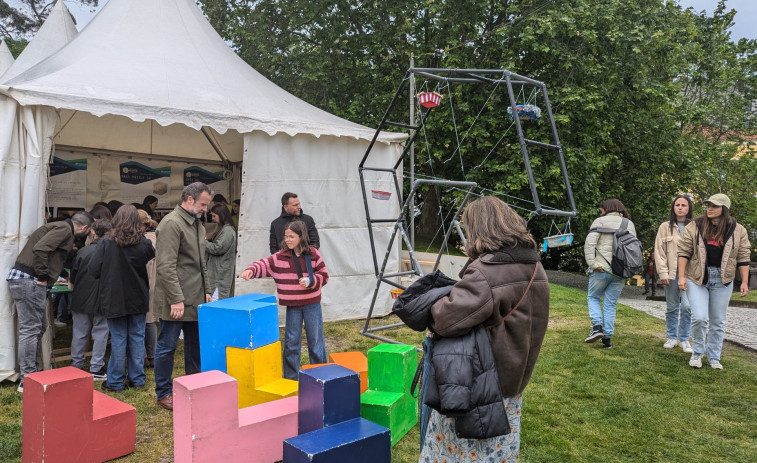 Cientos de escolares participan en el Día de la Ciencia en la Calle en A Coruña