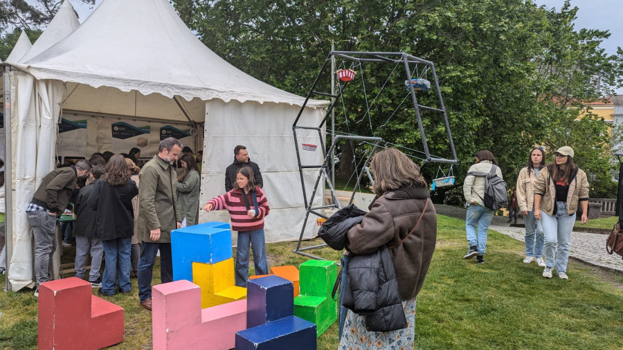 Cientos de escolares participan en el Día de la Ciencia en la Calle en A Coruña