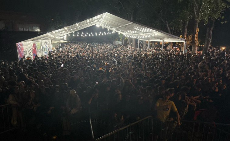 Casi 5.000 personas desbordan el Barrio de las Flores de A Coruña para el concierto de Arce