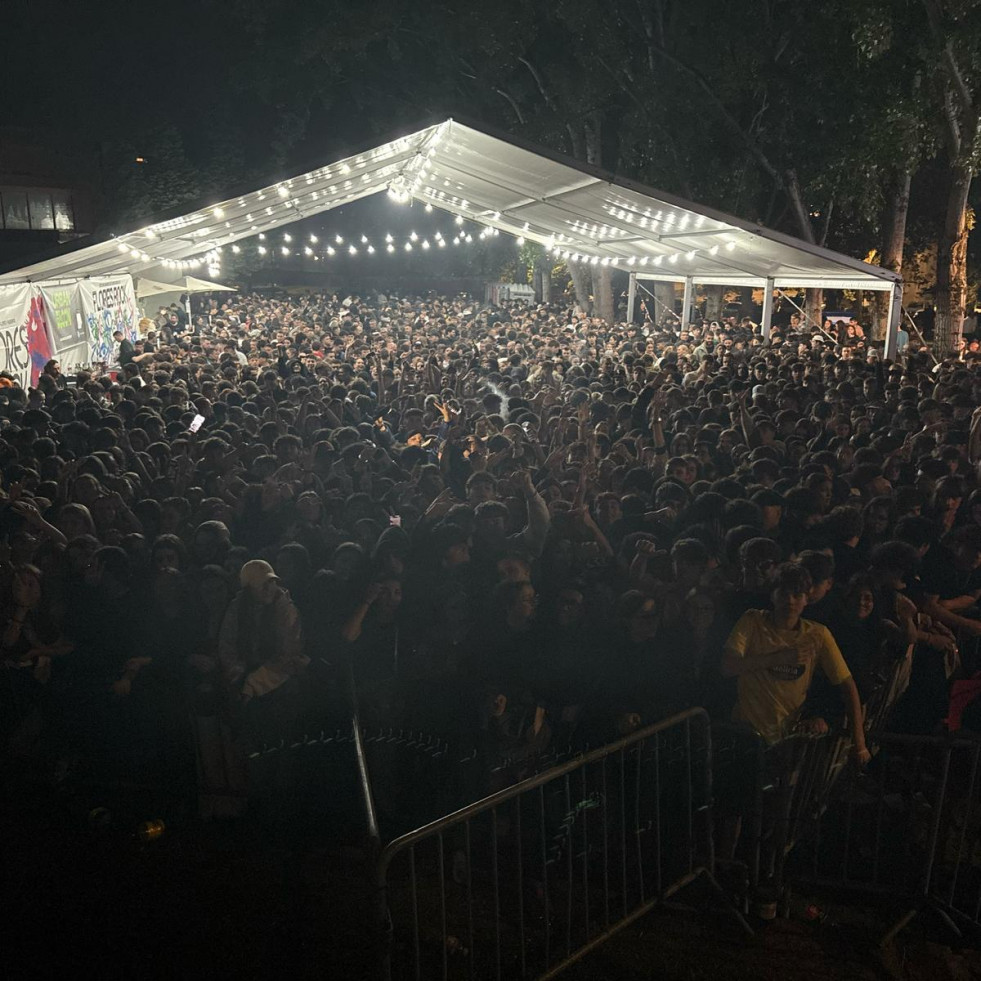 Casi 5.000 personas desbordan el Barrio de las Flores de A Coruña para el concierto de Arce