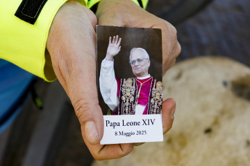 VATICAN CITY (Italy), 10/05/2025.- A faithful holds an image of Pope Leo XIV in St. Peter's Square, in Vatican City, 10 May 2025. Cardinal Robert Francis Prevost was elected to become Pope Leo XIV by 