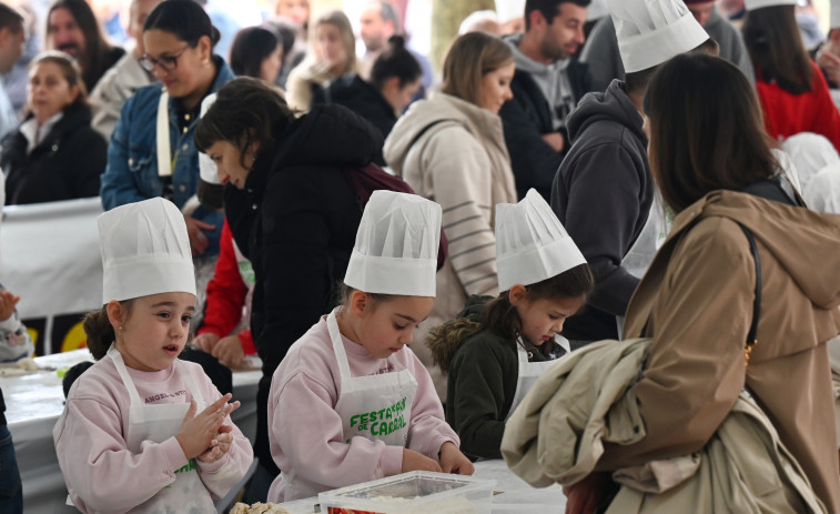 La receta del pan de Carral pasa de generación en generación gracias a los talleres infantiles