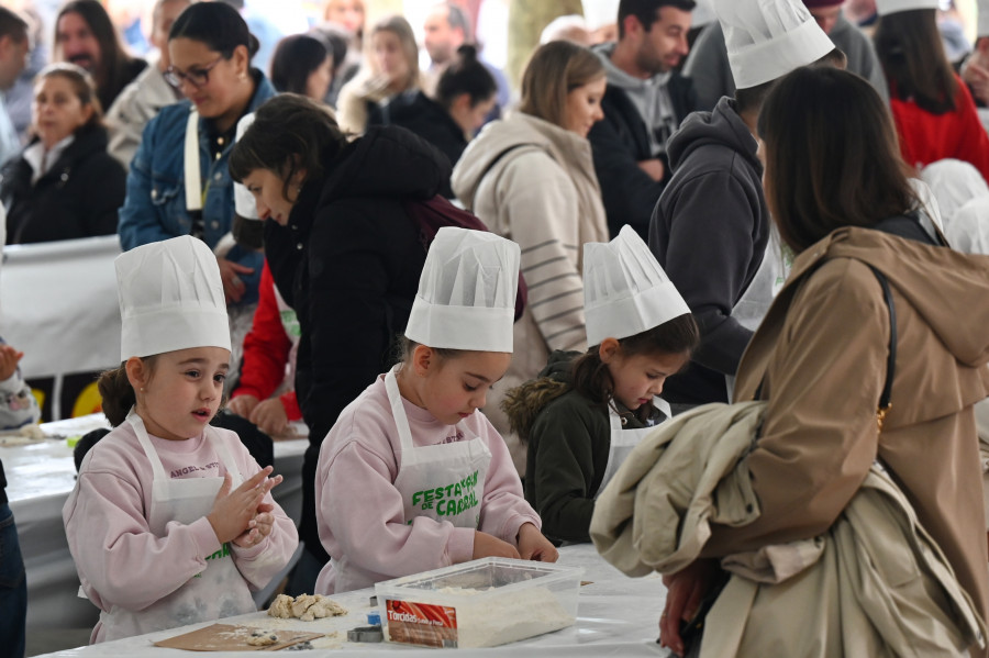 La receta del pan de Carral pasa de generación en generación gracias a los talleres infantiles