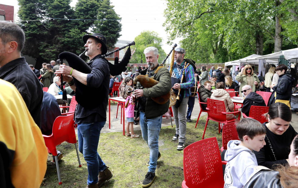 El Barrio de las Flores festeja con música, tortillas y callos