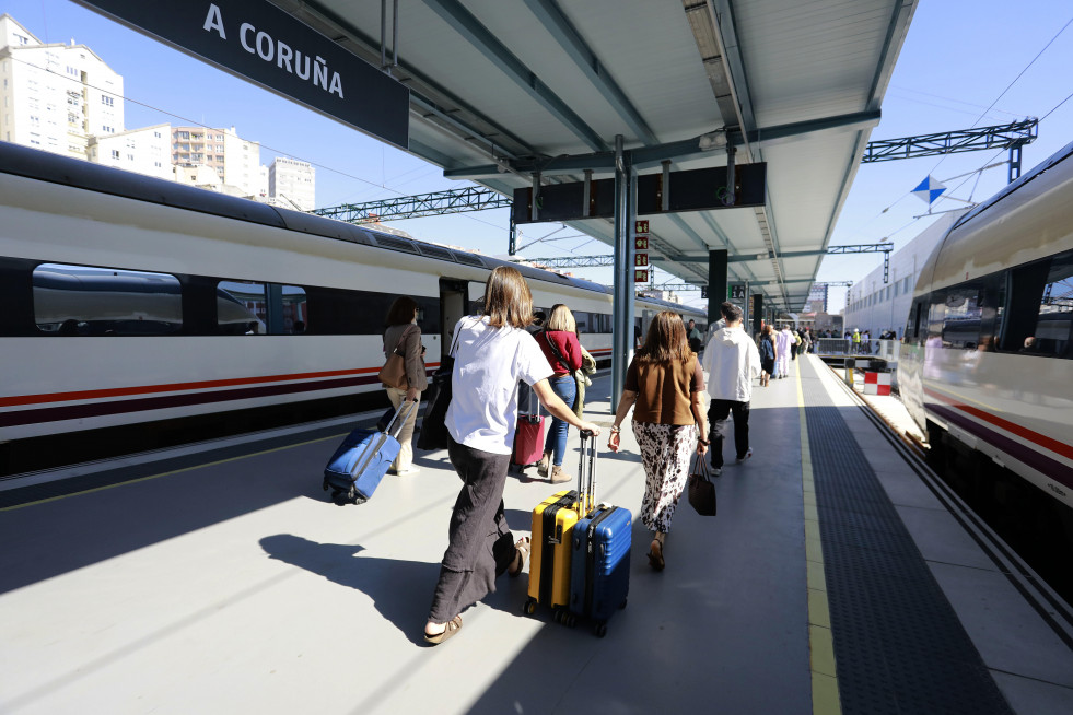 Viajeros caminando con sus equipajes por los andenes de la estación provisional de tren  patricia g. fraga